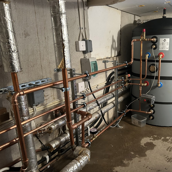 Viktor Brigell  -  Strömnäspanna med buffertank för värme samt dubbel slinga för varmvatten och elpatron kopplad mot befintlig sjövärmepump.jpg