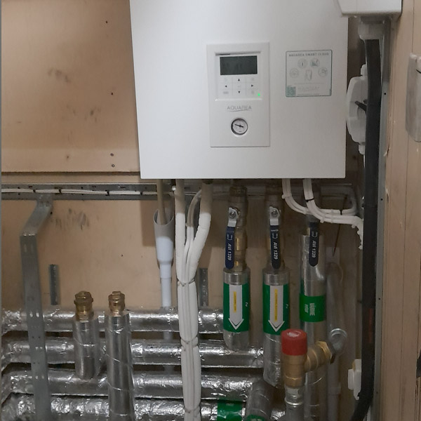 Lars Norberg 2 - Trångt pannrum med elpanna,luftvatten,vvb och buffertank.jpg